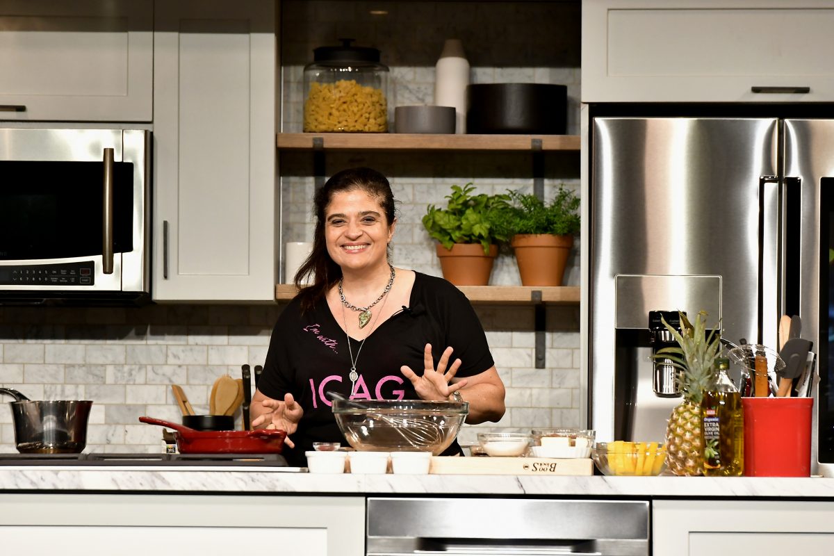La star de Food Network, Alex Guarnaschelli, porte un T-shirt noir sur cette photo.