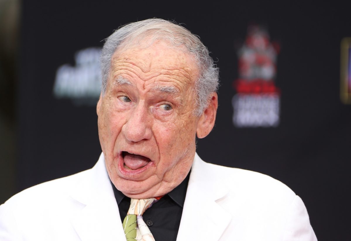 Mel Brooks en costume blanc lors d'une cérémonie des mains et des pieds au TCL Chinese Theatre en 2014.