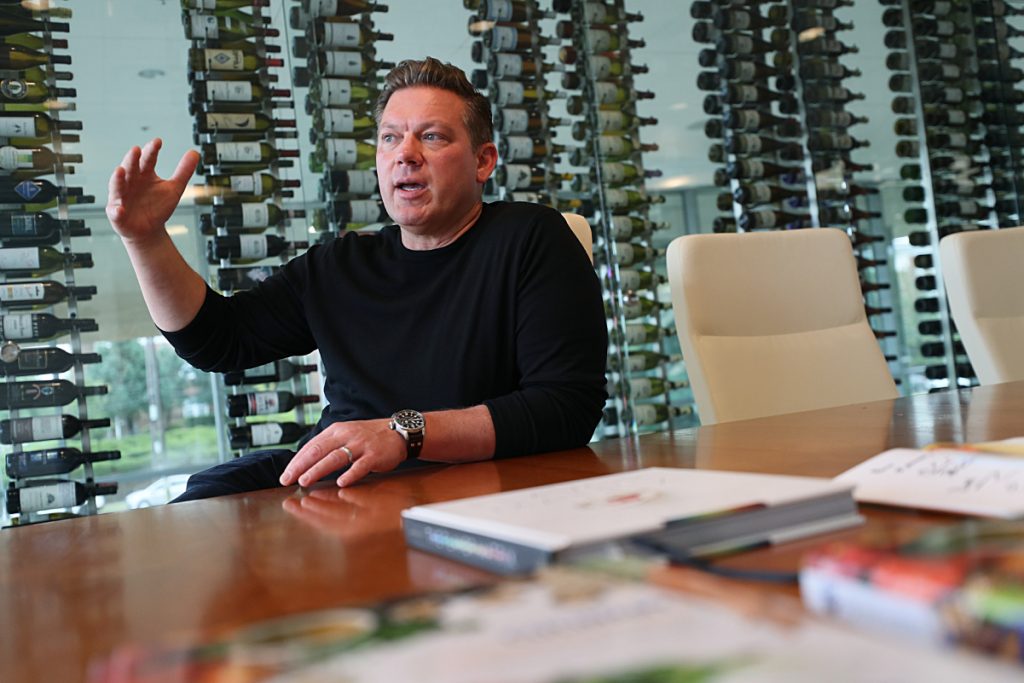 Tyler Florence, personnalité de Food Network, porte un haut noir à manches longues sur cette photo.