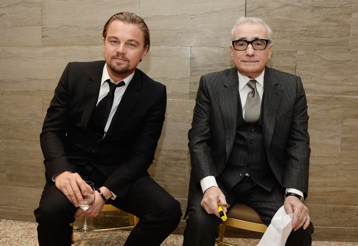 Leonardo DiCaprio et le cinéaste Martin Scorsese assis et vêtus de costumes répètent dans les coulisses du gala des prix du National Board of Review 2014 au Cipriani 42nd Street le 7 janvier 2014