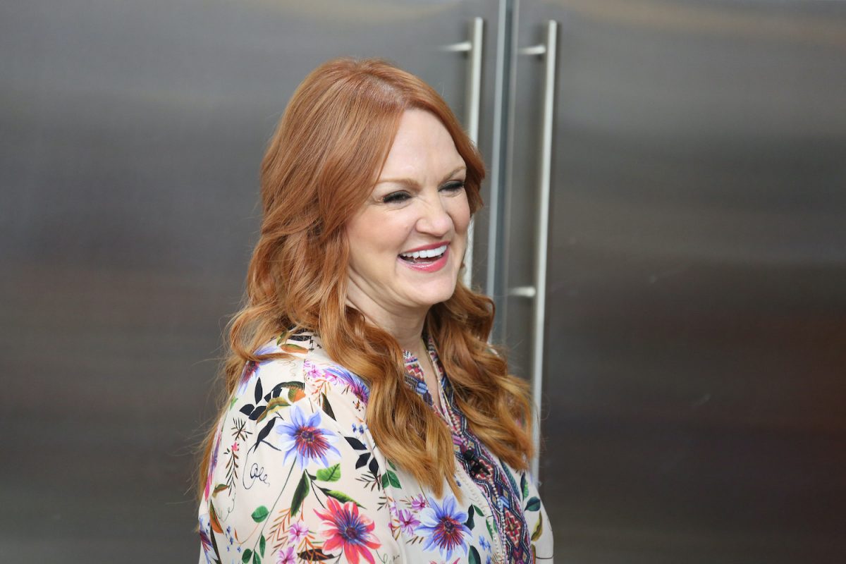 Ree Drummond porte une chemise brillante et sourit sur le tournage de l'émission