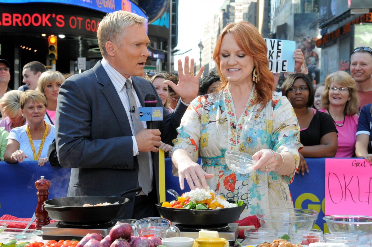 Sam Champion et Ree Drummond font une démonstration de cuisine.