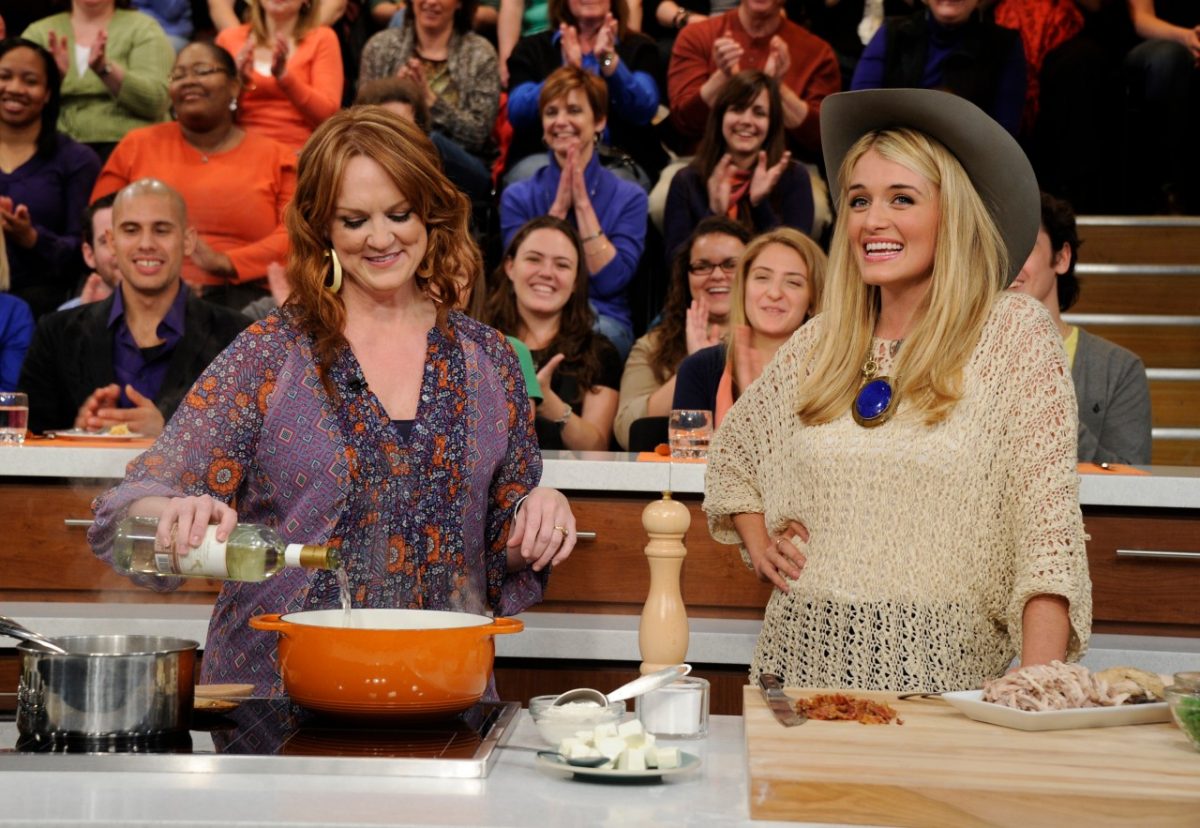 La pionnière Ree Drummond et Daphne Oz cuisinent dans l'émission de cuisine The Chew. 