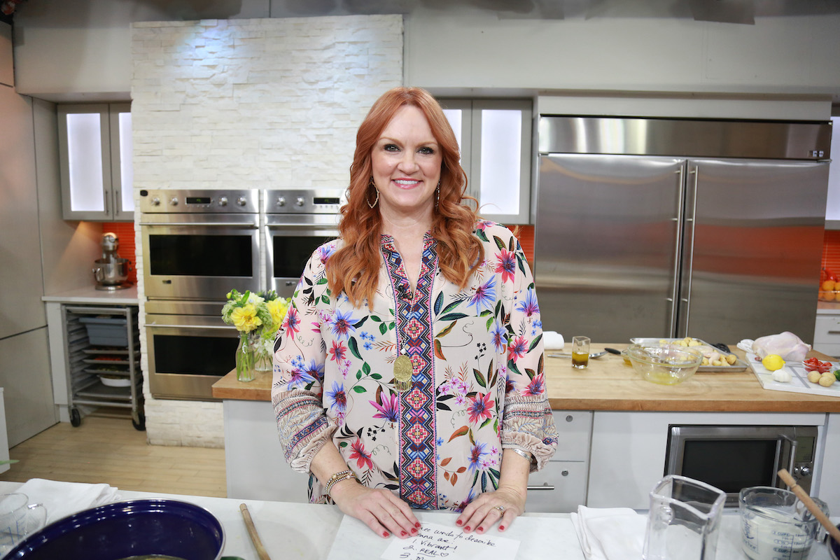 La pionnière Ree Drummond sourit debout devant un comptoir sur le tournage de 