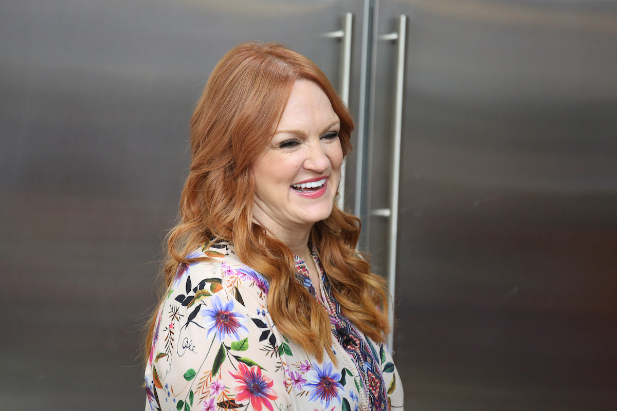 Ree Drummond sourit et regarde porter un haut à fleurs multicolore sur 'Today'