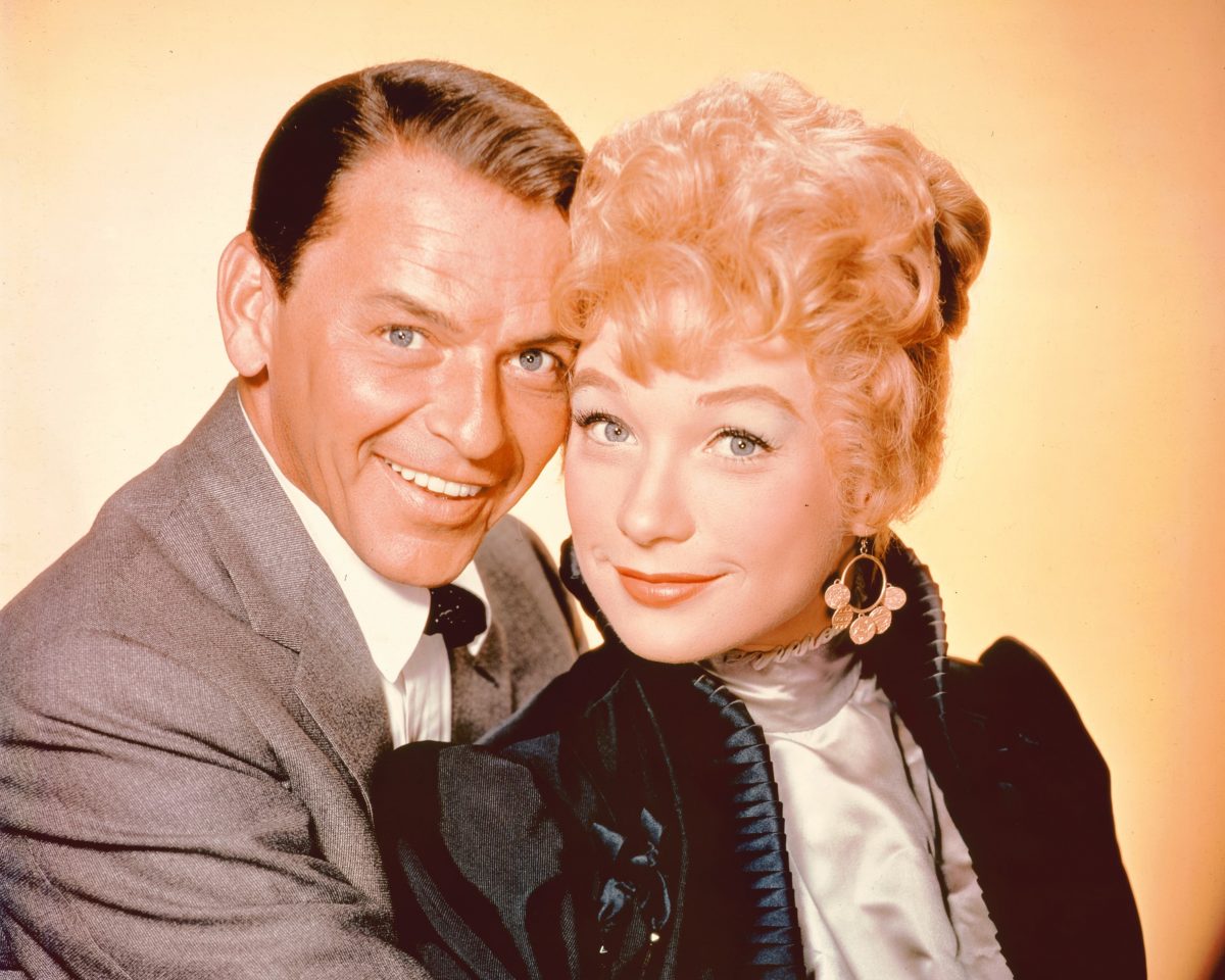 Frank Sinatra et Shirley MacLaine posent ensemble sur un fond jaune.