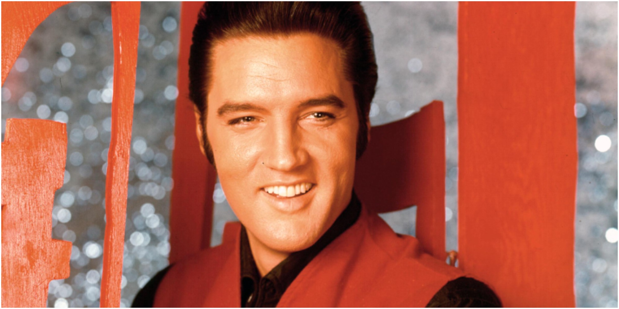 Elvis Presley porte un gilet rouge lors de son comeback spécial.