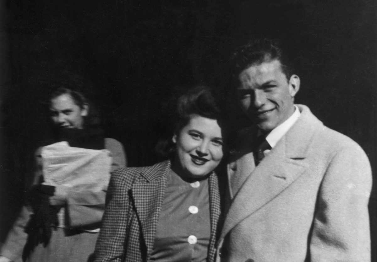Une photo en noir et blanc de Dolly Sinatra avec Frank Sinatra en 1945.