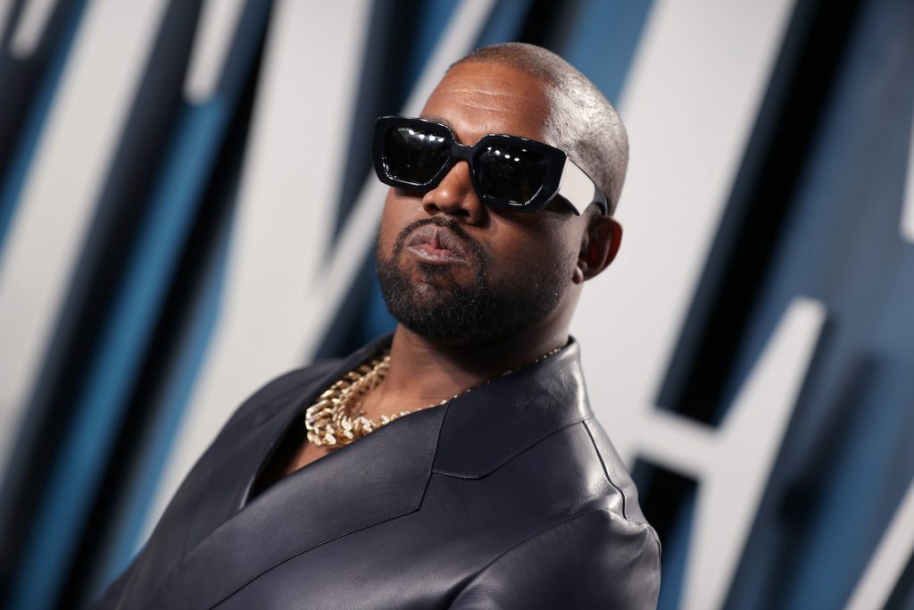 Kanye West porte des lunettes