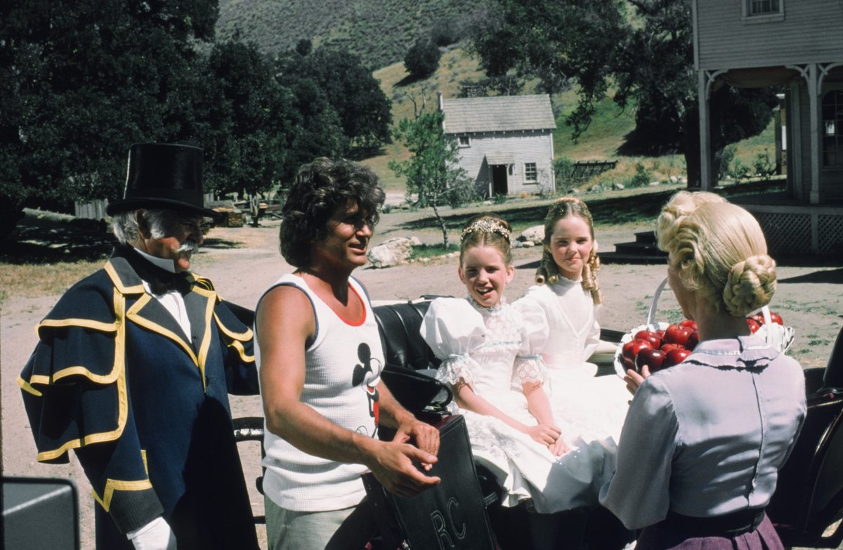Michael Landon réalise une scène sur le tournage de La Petite Maison dans la Prairie.