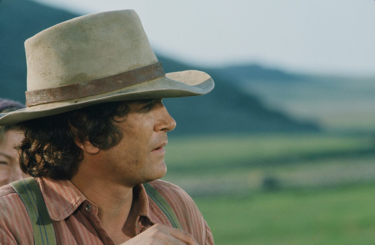 Michael Landon porte un chapeau en jouant Charles Ingalls dans La petite maison dans la prairie.