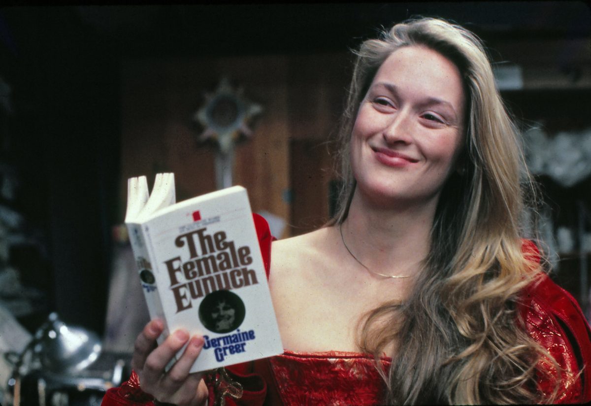 L'actrice oscarisée Meryl Streep tient un livre et sourit