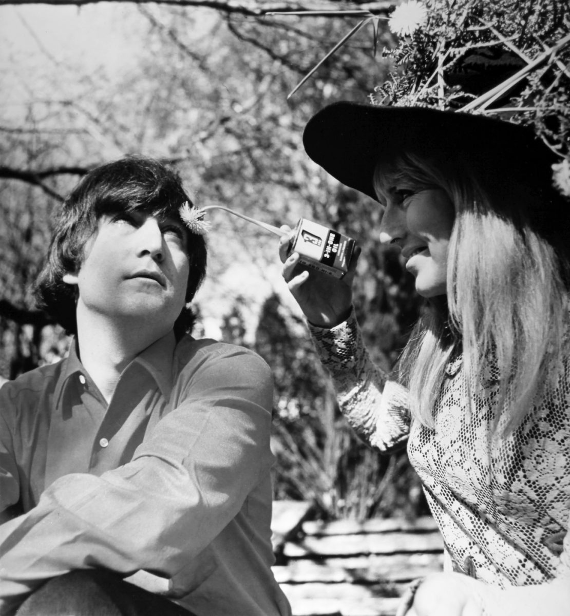 John Lennon et sa première femme, Cynthia Lennon, chez eux en 1965.