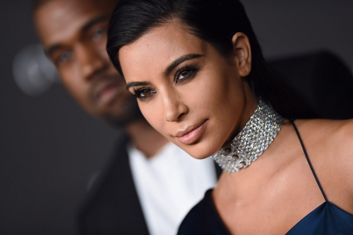 Ye et Kim Kardashian posent pour une photo sur le tapis rouge