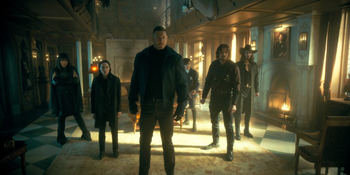 .  (De gauche à droite) Emmy Raver-Lampman comme Allison Hargreeves, Elliot Page, Tom Hopper comme Luther Hargreeves, Aidan Gallagher comme numéro cinq, David Castañeda comme Diego Hargreeves, Robert Sheehan comme Klaus Hargreeves dans 'The Umbrella Academy' Saison 3 Episode 1