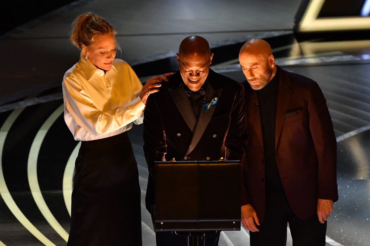 Uma Thurman, Samuel L. Jackson et John Travolta de Pulp Fiction présentent l'Oscar du meilleur acteur