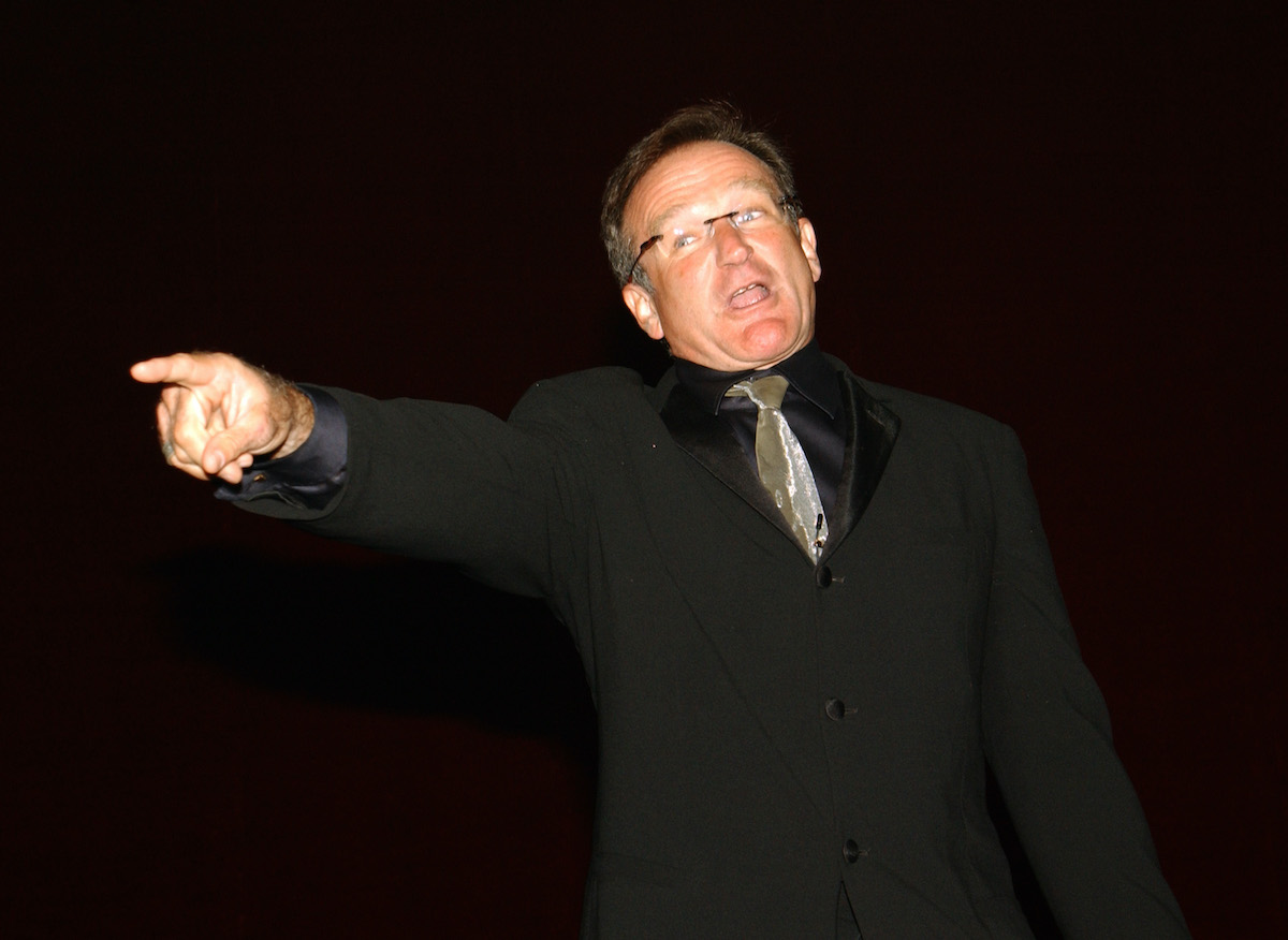 Robin Williams porte un costume noir et des points