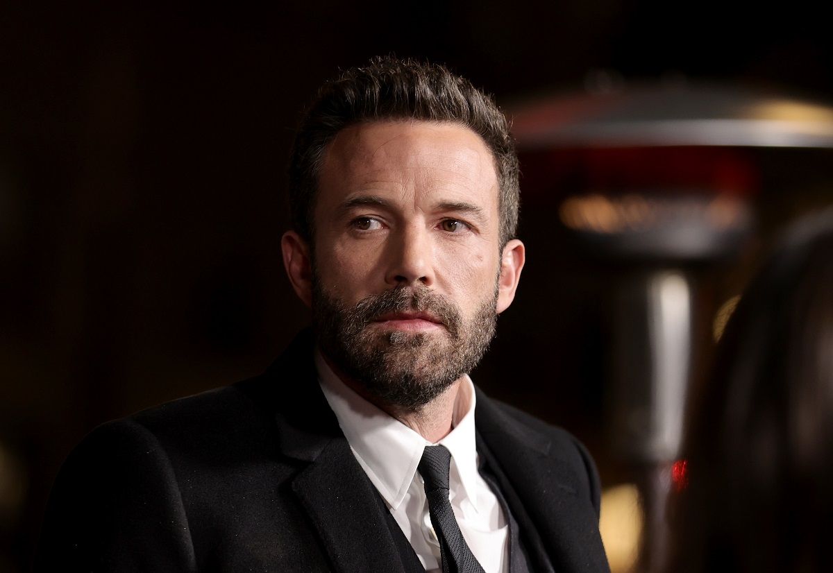 Ben Affleck posant et regardant de côté.