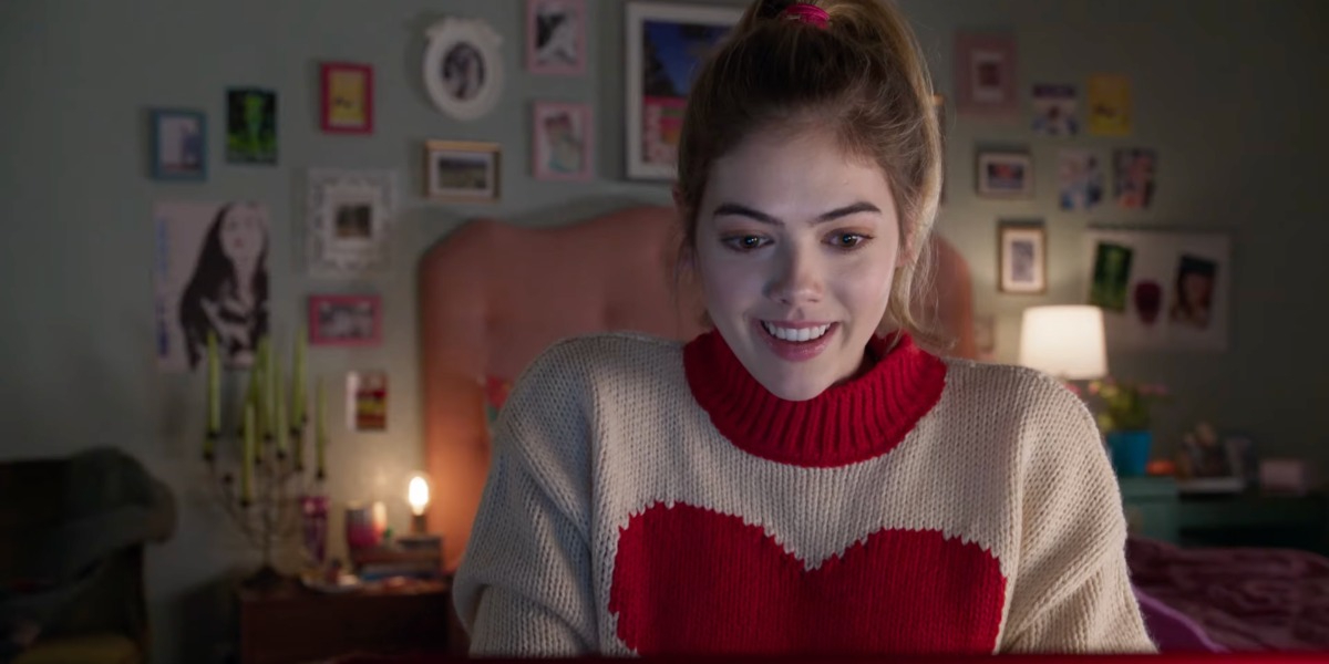 McKaley Miller dans le rôle d'Anna dans Butter.  Anna porte un chandail blanc avec un cœur rouge dessus.