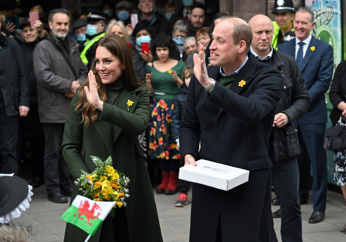 Kate Middleton et le prince William saluent la foule en vert