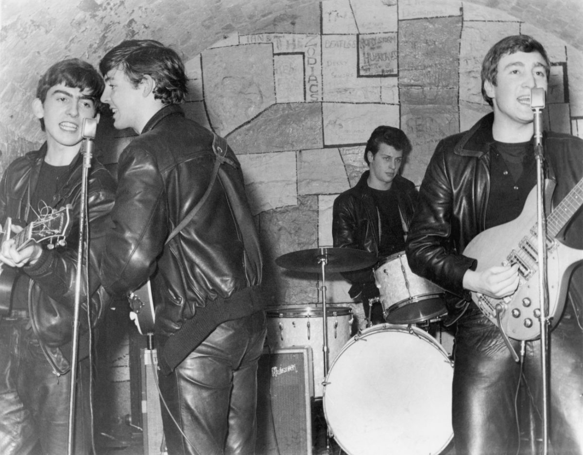 Les Beatles en cuir lors d'un concert au Cavern Club en 1961.