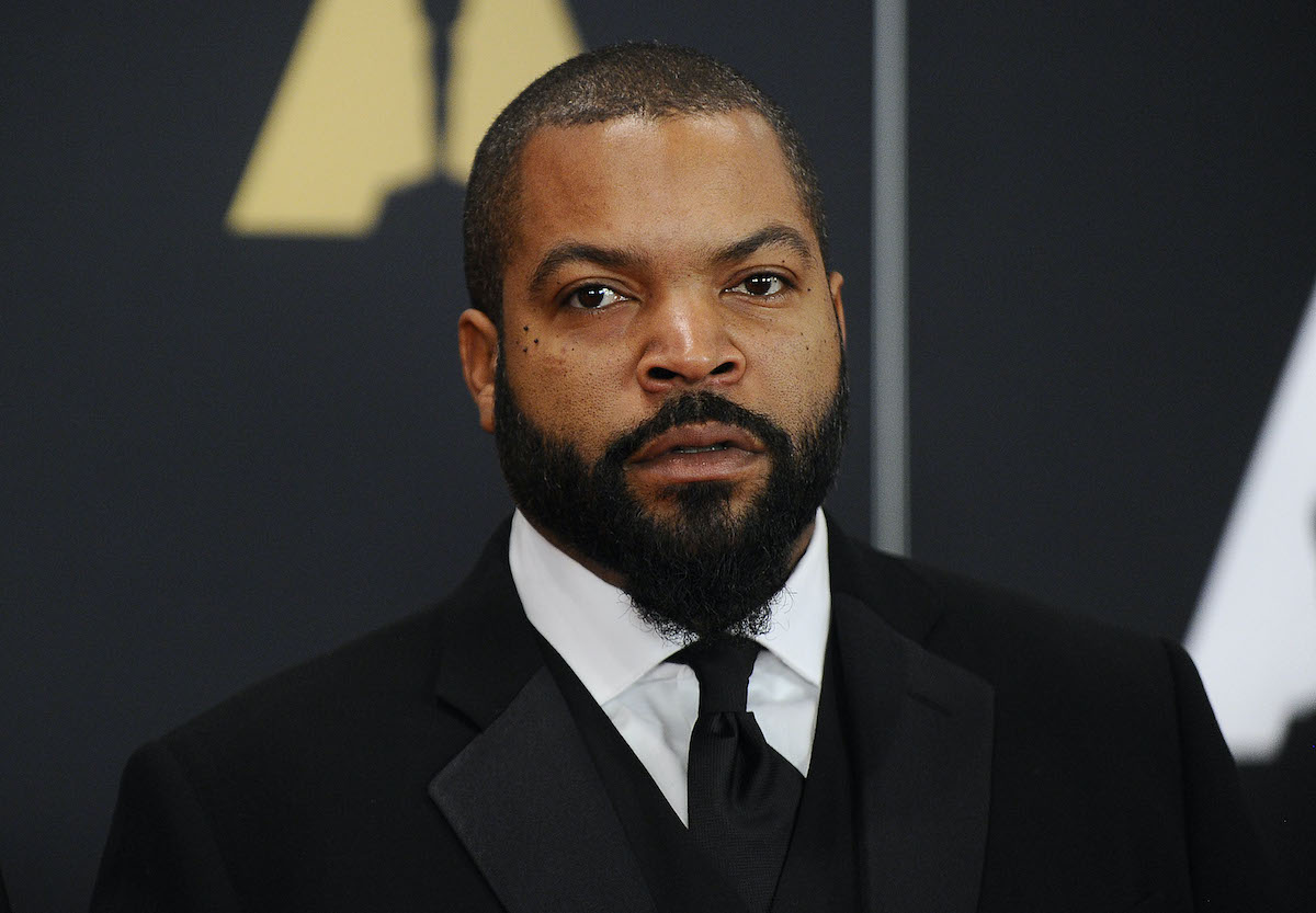 Ice Cube porte un costume et pose