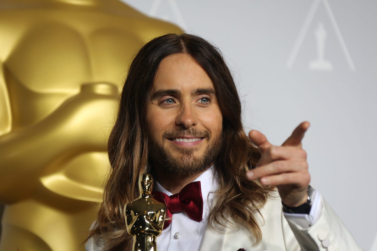 Jared Leto porte un costume blanc aux Oscars