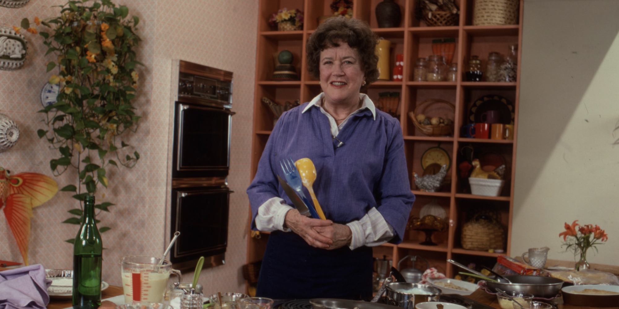 Julia Child photographiée lors d'une apparition télévisée.