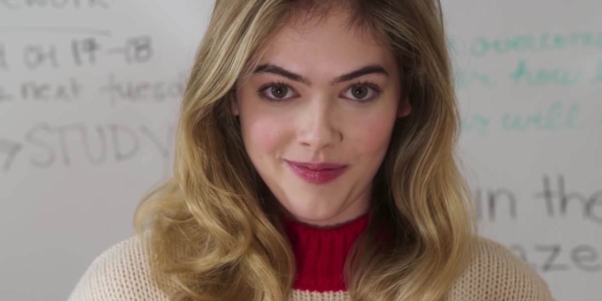 McKaley Miller dans le rôle d'Anna dans Butter.  Anna sourit et porte un pull rouge et blanc.