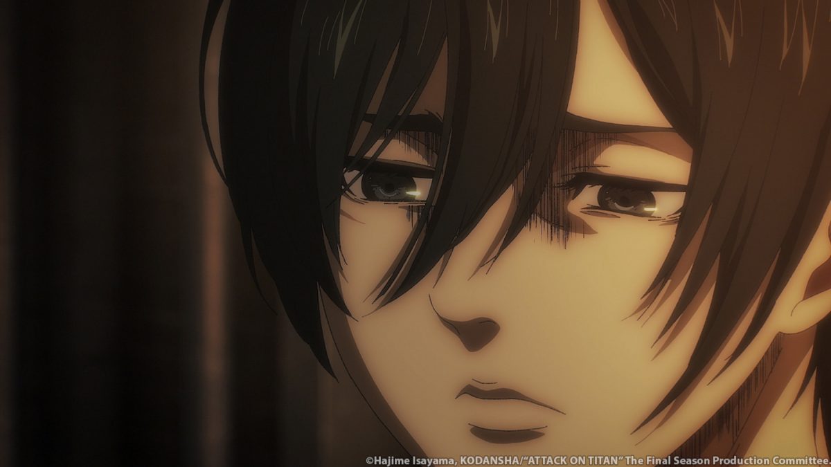 Mikasa Ackerman dans 'Attack on Titan' Saison 4 Partie 2. Elle regarde vers le bas et a l'air triste.
