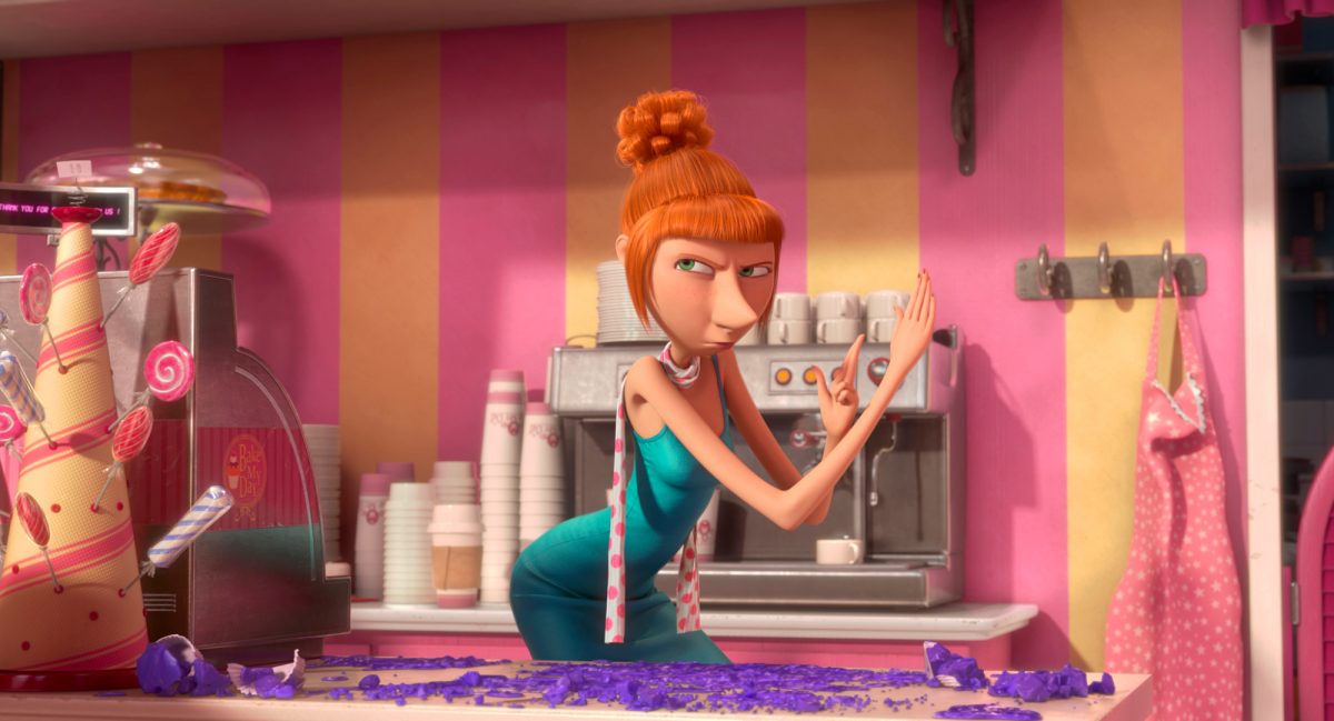 'Despicable Me 2' Lucy exprimée par Kristen Wiig derrière un comptoir dans une pose de combat