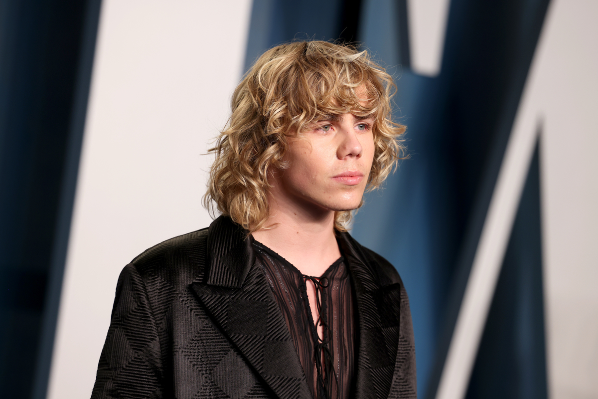 Le Kid Laroi pose sur le tapis rouge de la Vanity Fair Oscar Party à Beverly Hills, en Californie.