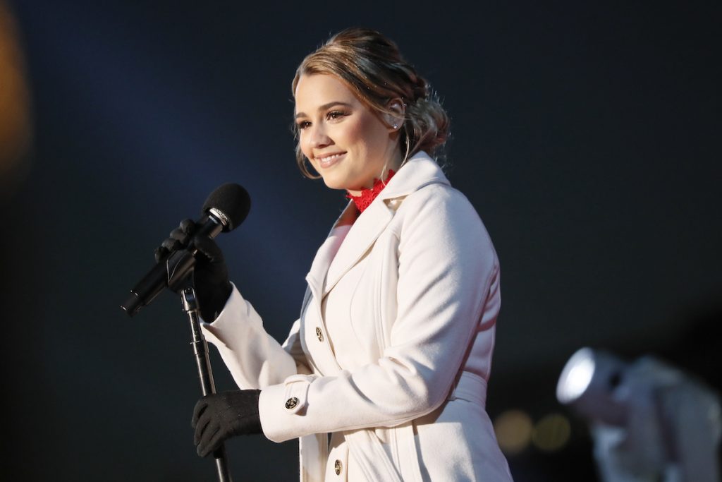 Gabby Barrett se produit au 96e National Christmas Tree Lighting annuel à Washington, DC