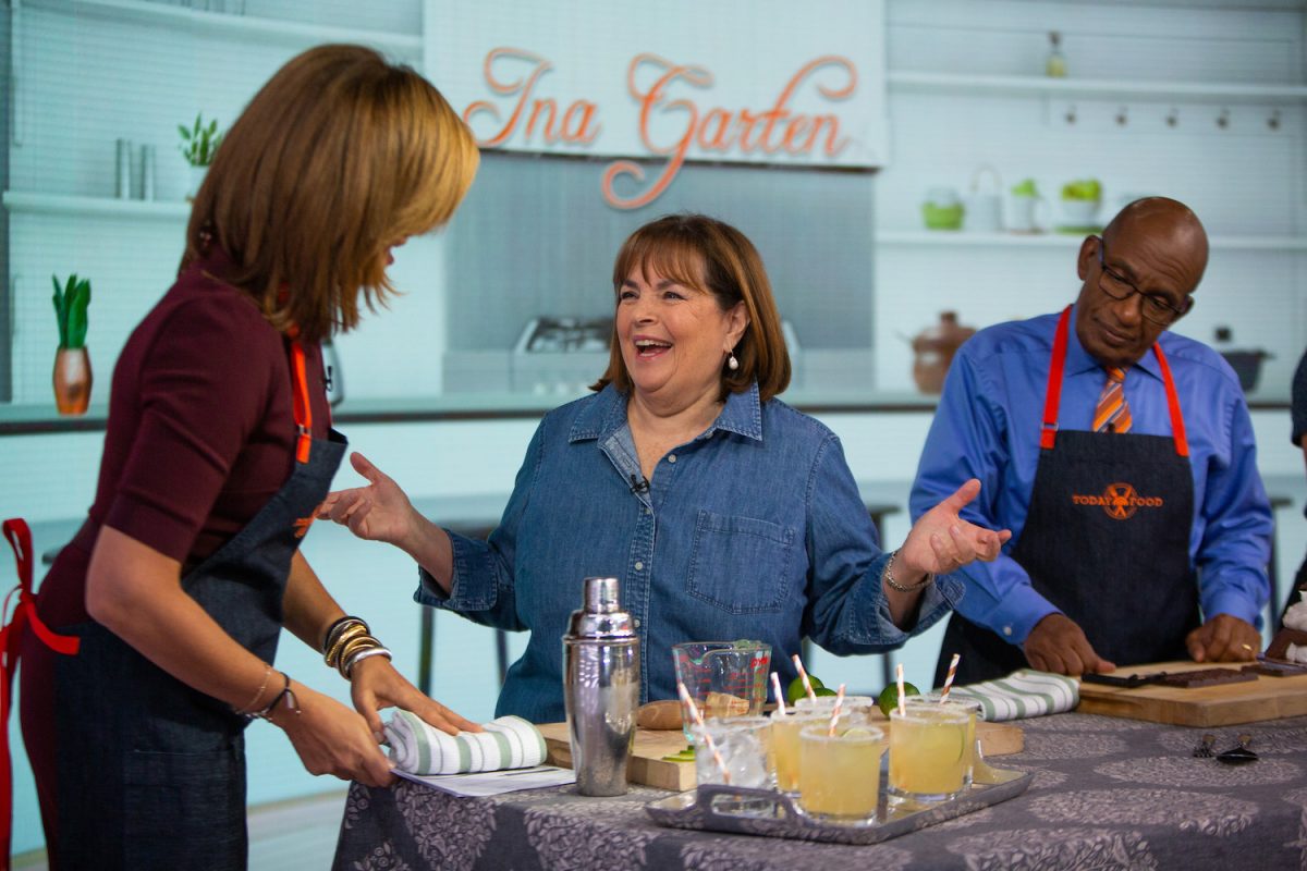 Ina Garten porte une chemise bleue et se tient les mains sur le côté tout en parlant avec Hoda Kotb dans l'émission 'Today'