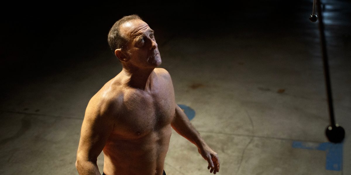 'Titane' Vincent Lindon dans le rôle de Vincent torse nu levant les yeux