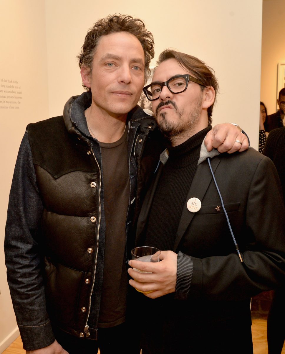 Le fils de Bob Dylan, Jakob, et le fils de George Harrison, Dhani, lors du lancement de la réédition des mémoires de George Harrison, 