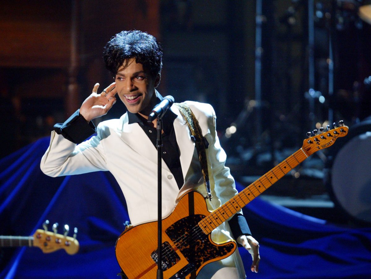 Prince lors de son intronisation au Rock & Roll Hall of Fame en 2004.