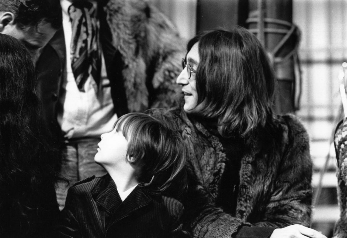 John Lennon et son fils, Julian, lors du tournage du 