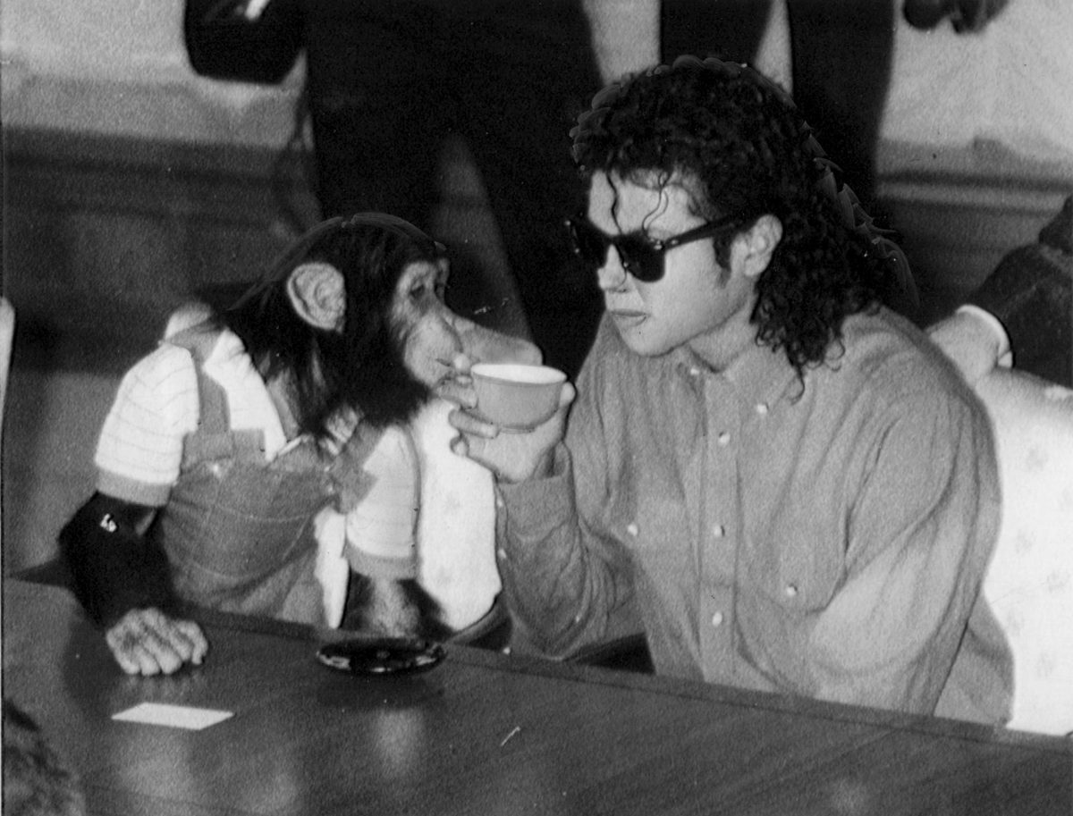 Michael Jackson assis à une table avec son chimpanzé Bubbles