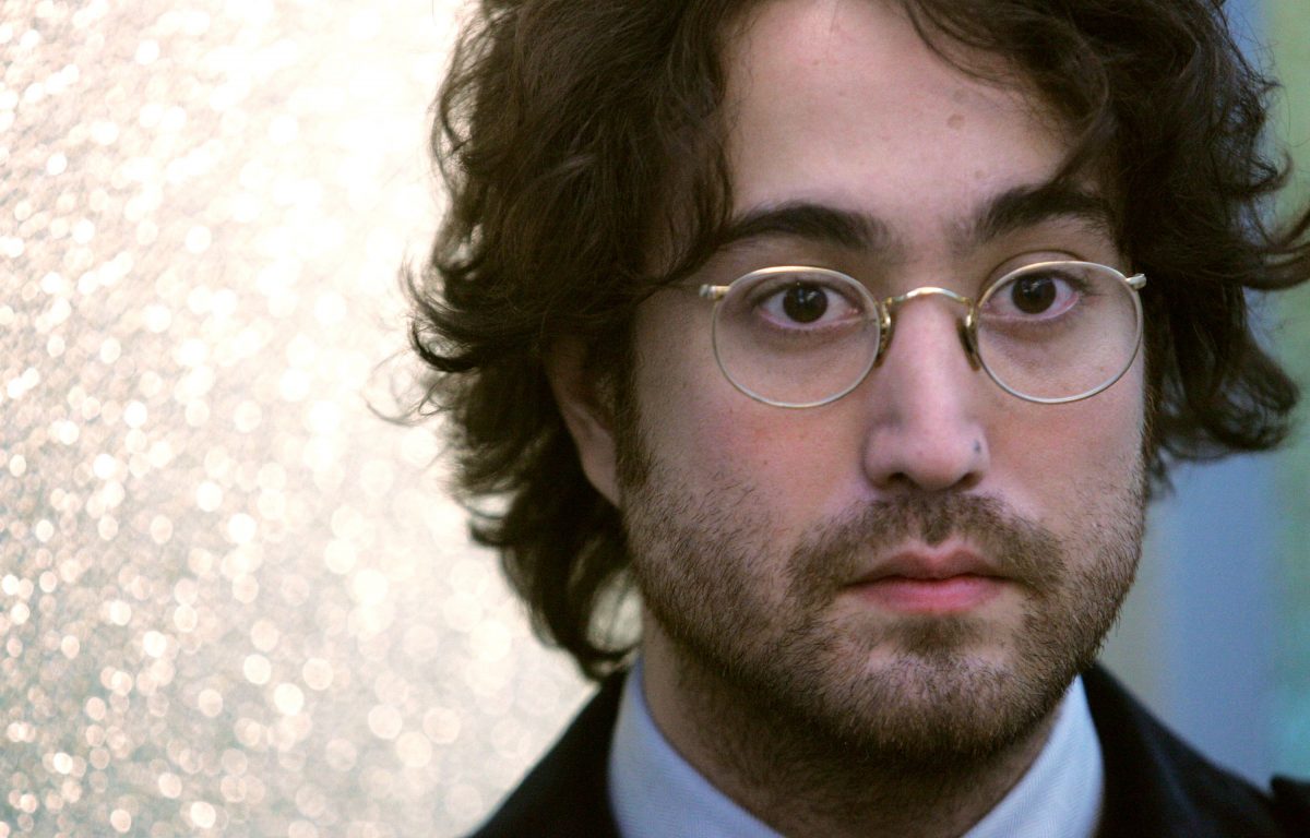 Le fils de John Lennon, Sean Ono Lennon, portant des lunettes