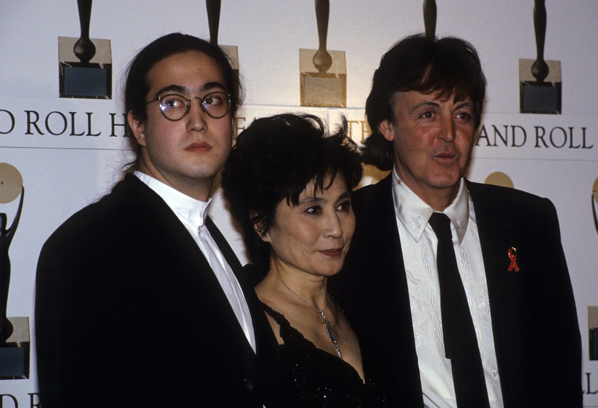 Sean Ono Lennon, Yoko Ono et Paul McCartney vêtus de noir