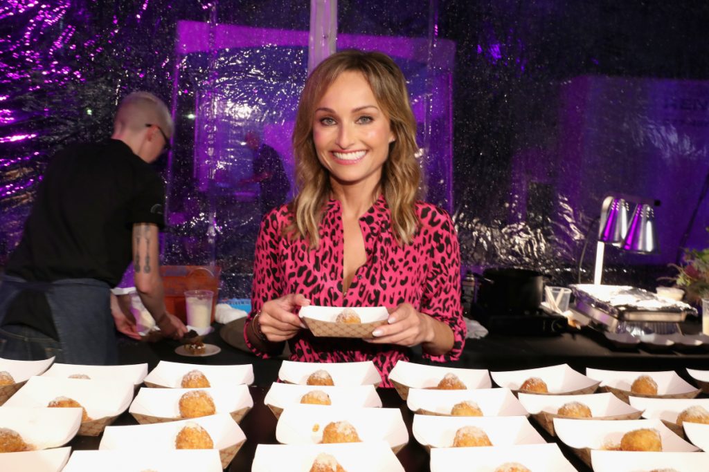 La chef Giada De Laurentiis porte une robe imprimée rouge lors d'un événement Food Network 2018.