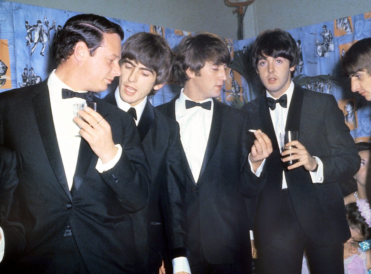 Portrait des Beatles avec leur manager Brian Epstein lors d'une réception entre 1964 et 1966
