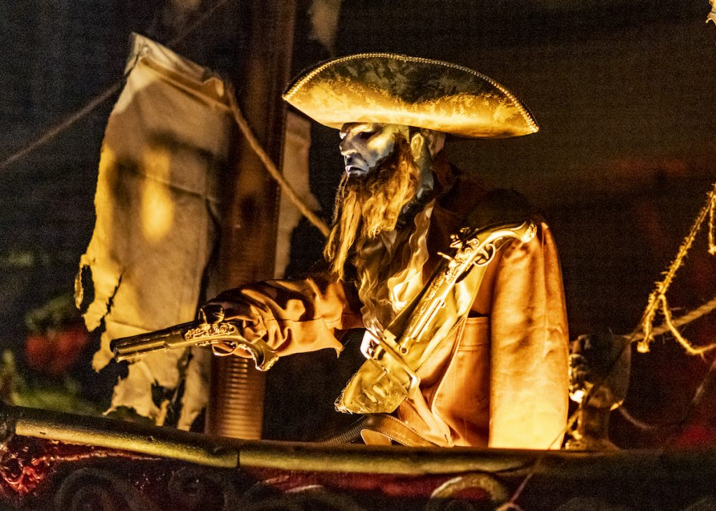 Un pirate squelette repose sur le pont d'une réplique de bateau pirate du manège Pirates des Caraïbes de Disneyland
