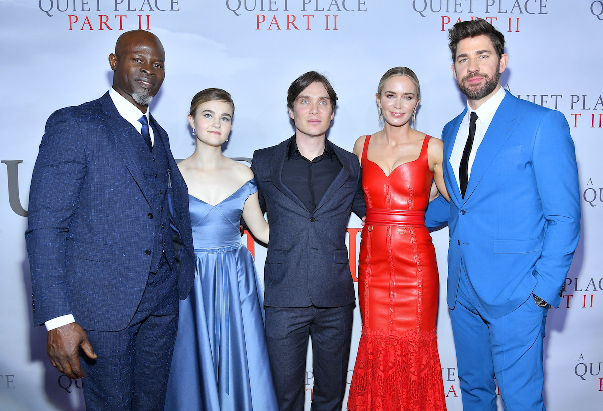 Djimon Hounsou, Millicent Simmonds, Cillian Murphy, Emily Blunt et John Krasinski tous habillés devant le logo « A Quiet Place Part II »