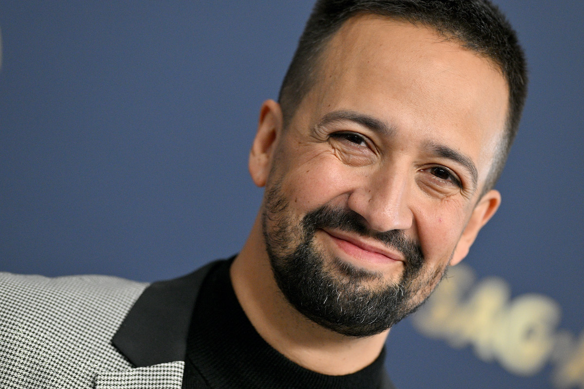 Lin-Manuel Miranda sourit sur le tapis rouge
