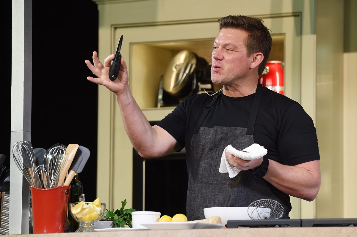 La personnalité de Food Network, Tyler Florence, porte un t-shirt noir sur cette photo.