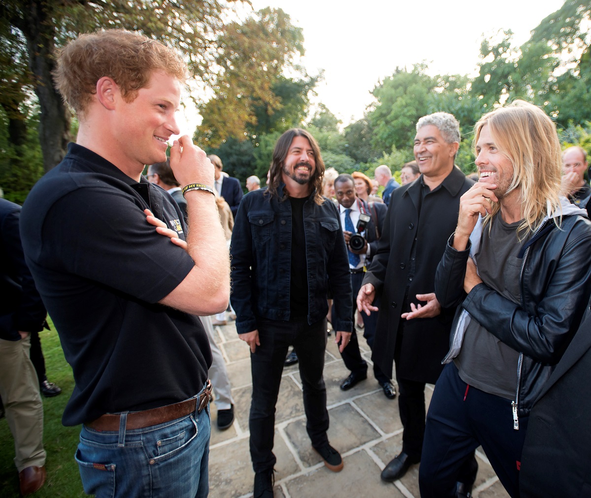 Le prince Harry parle avec le chanteur Dave Grohl et le batteur Taylor Hawkins des Foo Fighters