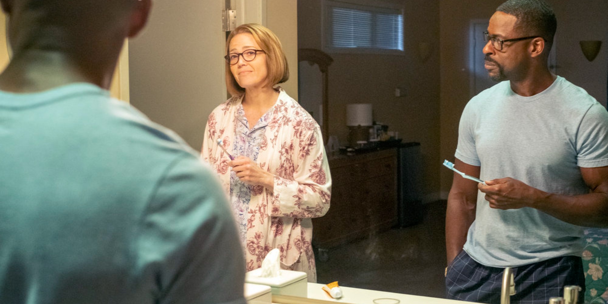 Mandy Moore et Sterling K. Brown sur le tournage de This Is Us.