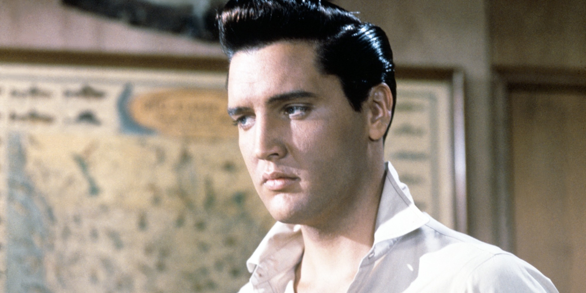 Elvis Presley pose dans une scène du film Girls, Girls, Girls.